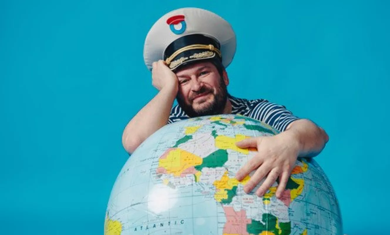Dit is een foto van Kapitein Winokio met een wereldbol in het kader van een wedstrijd in WaW van Studio Globo.