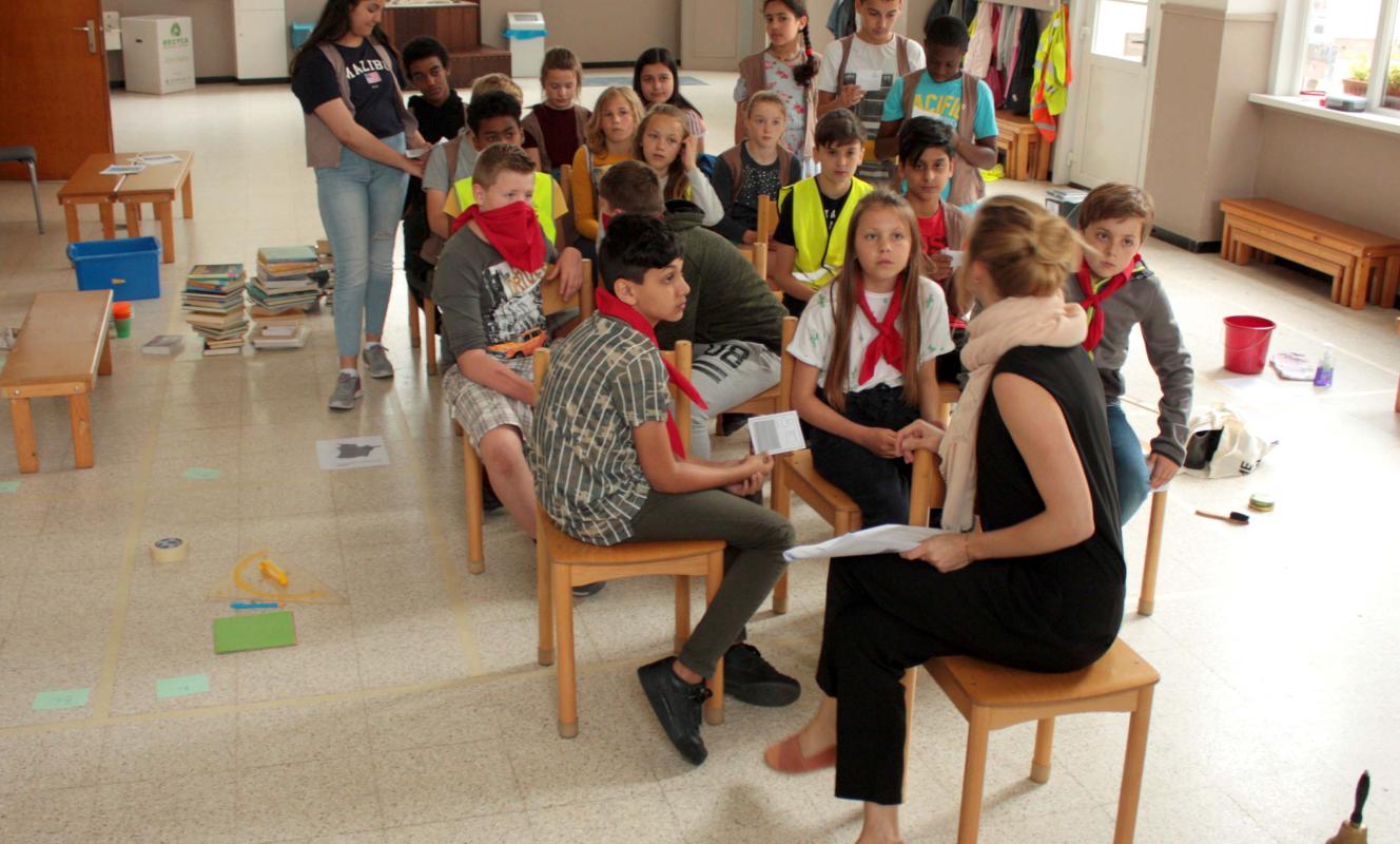 Leerlingen en leerkracht tijdens de workshop 'Sporen van kolonisatie' van Studio Globo