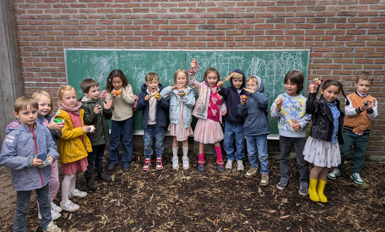 Foto van leerlingen van de Wondertuin tijdens de actie Saved by the bell van Studio Globo