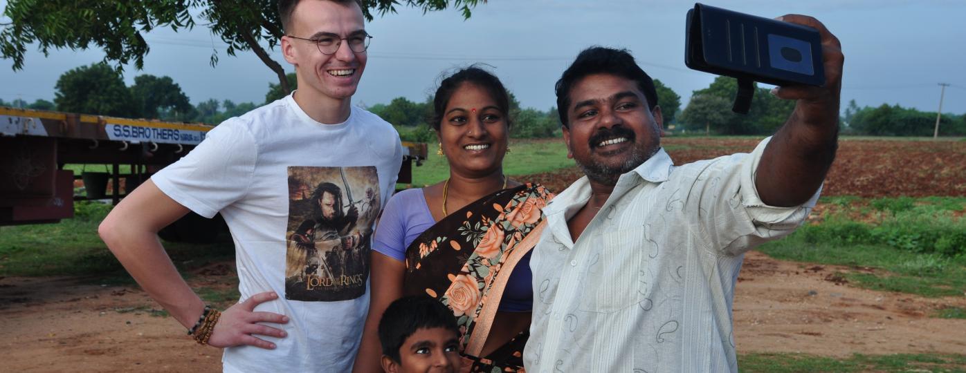 Foto van educatief medewerker Lennert van Studio Globo met zijn gastgezin in India.