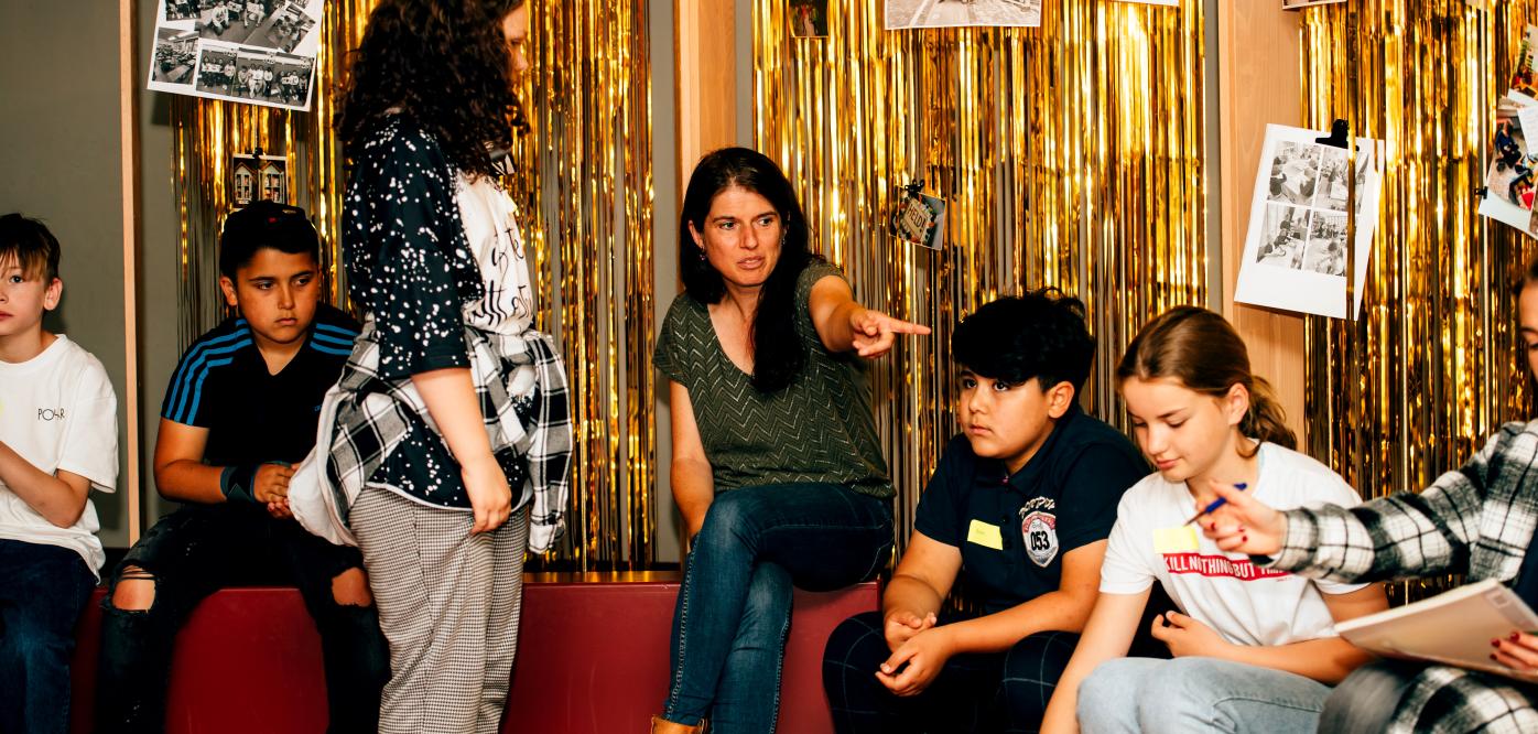 Foto van leerlingen in het decor van Over de strepen van Studio Globo