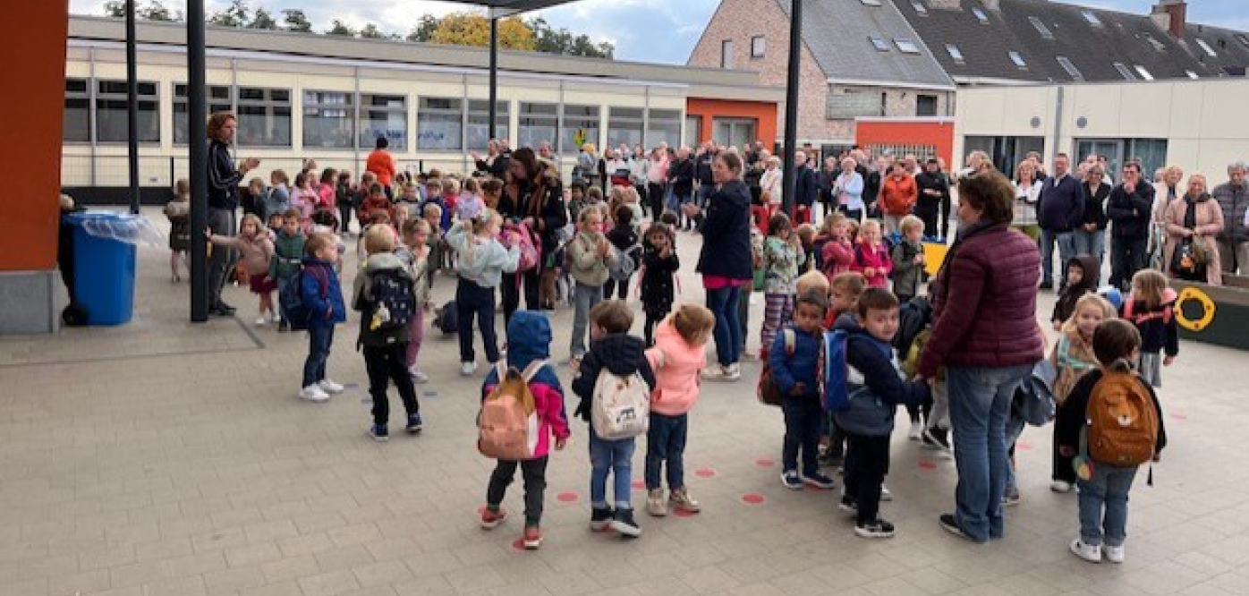 Foto van leerlingen en leerkrachten uit de Kleurdoos in Zonhoven die meedoen aan Saved by the bell.