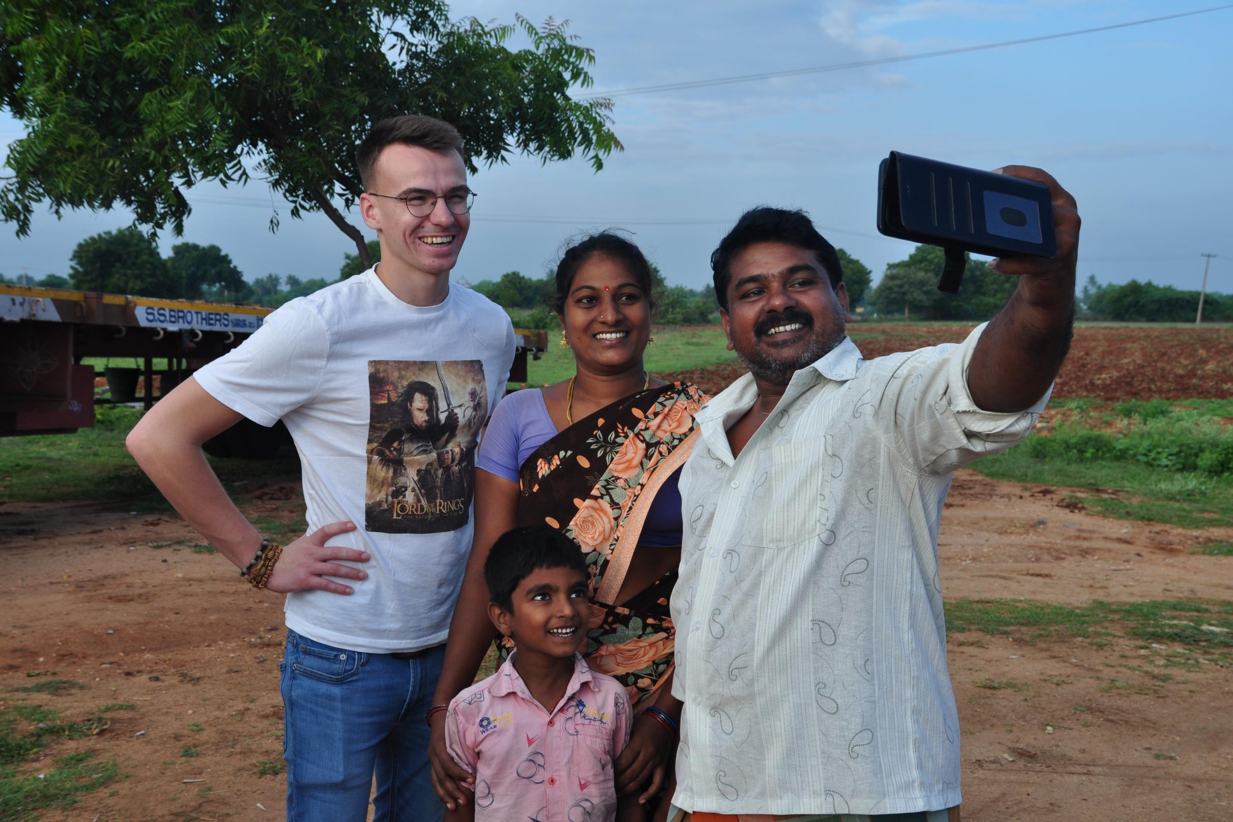 Foto van educatief medewerker Lennert van Studio Globo met zijn gastgezin in India.